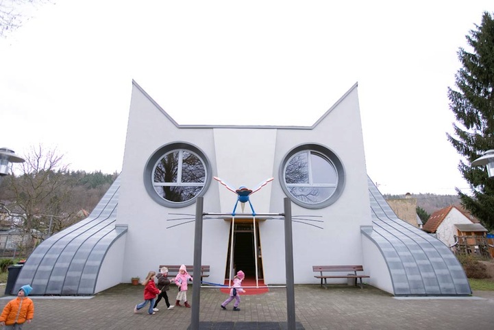 1-escola-infantil-tem-formato-de-gato-gigante