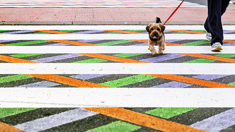 1-faixas-de-pedestre-na-espanha-ganham-formas-geometricas-e-cores