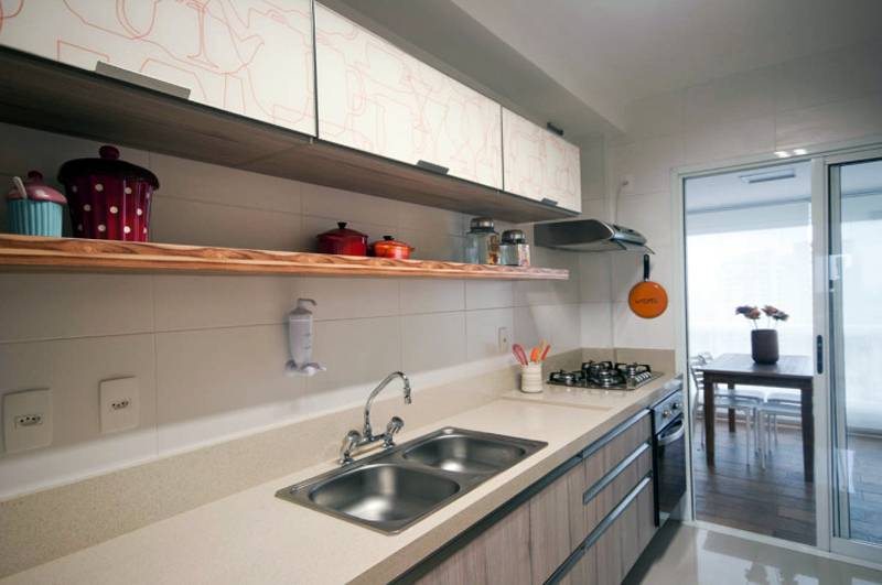 O arm&aacute;rio suspenso estampado &eacute; complementado por uma prateleira simples, que ajuda a deixar &agrave; m&atilde;o os objetos necess&aacute;rios na hora de cozinhar ou utilizar a bancada. Projeto de Let&iacute;cia Reigada.