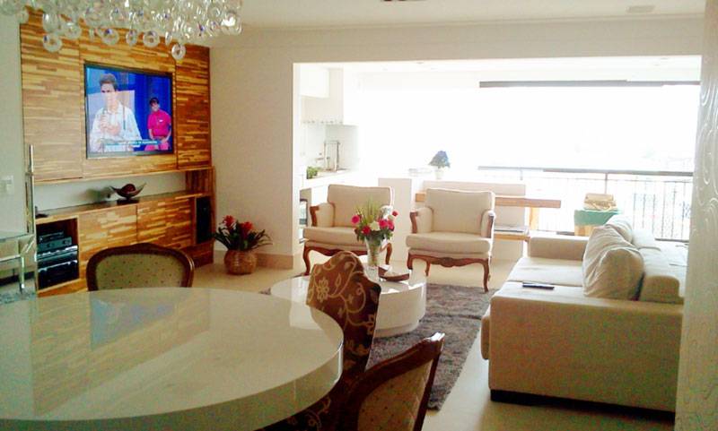 Para receber a fam&iacute;lia, a neta e a av&oacute; queriam um apartamento com toda a &aacute;rea social integrada. Por isso, a arquiteta Raquel Klieger integrou sala de jantar, sala de estar e varanda gourmet. Para manter a unidade do ambiente, de 74 m&sup2;, v&aacute;rios materiais foram repetidos em diferentes locais, como madeira e m&aacute;rmore.