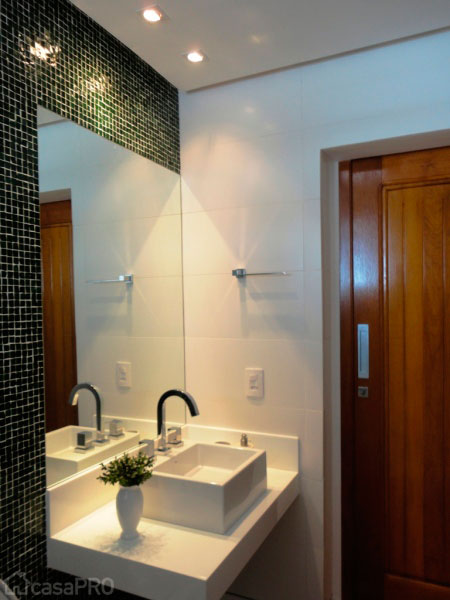 Pastilhas pretas emolduram o espelho. Projeto de Studio Due Arquitetura. Pastilhas pretas emolduram o espelho. Projeto de Studio Due Arquitetura.