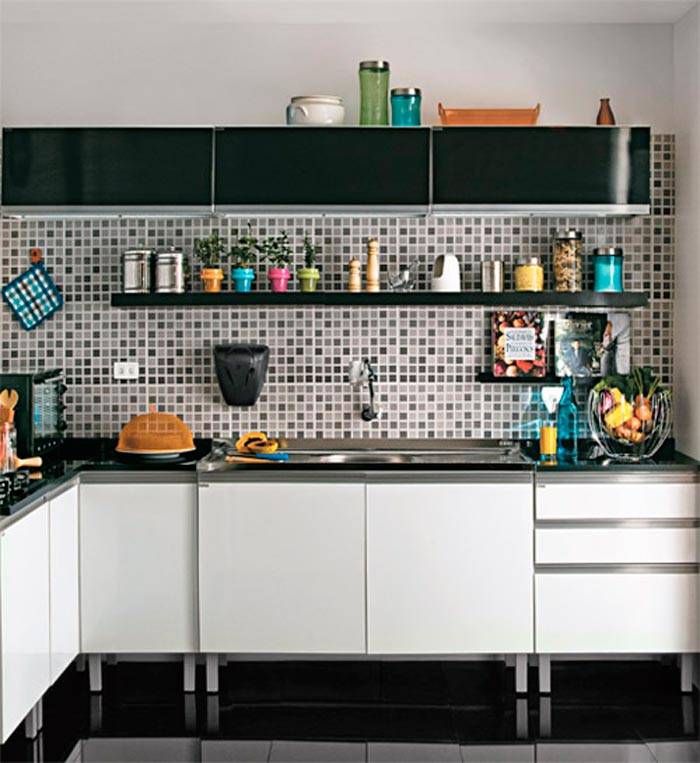 Nesta &aacute;rea descolada, de 6 m&sup2;, placas cer&acirc;micas simulam o moderno efeito de pastilhas - mas saem por 10% do pre&ccedil;o! Repare que o revestimento se limita &agrave; &aacute;rea molhada, um jeito de economizar. Projeto de Vanessa F&eacute;res.