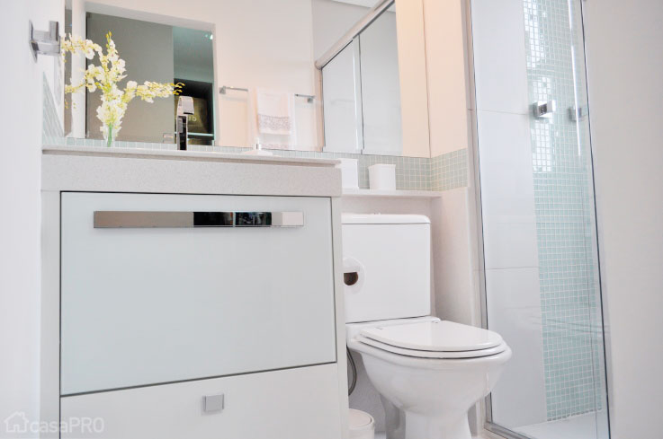 As pastilhas de dentro do boxe se repetem acima da pia. Projeto de Daniela Oliveira Landsberg. As pastilhas de dentro do boxe se repetem acima da pia. Projeto de Daniela Oliveira Landsberg.