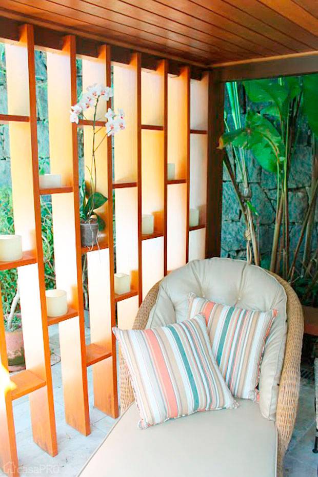 Ideia de um pergolado vertical, como solu&ccedil;&atilde;o para criar um ambiente agrad&aacute;vel, disfar&ccedil;ando os pilares de madeira de anexo existente. Projeto de Paula M&uuml;ller.