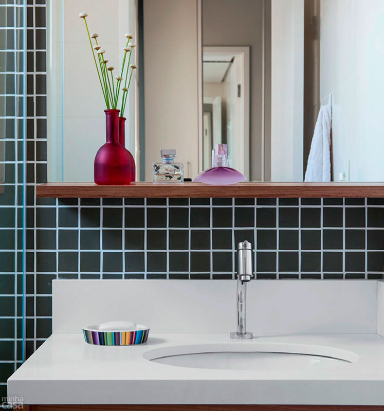 Uma elegante parceria &eacute; flagrada no banheiro da su&iacute;te da arquiteta Marina Carvalho: pastilhas de porcelana na cor jade e tampo de Silestone branco &ndash; material &agrave; base de quartzo e resina, com alta resist&ecirc;ncia a riscos e agentes qu&iacute;micos. O espelho &eacute; de cristal lapidado.