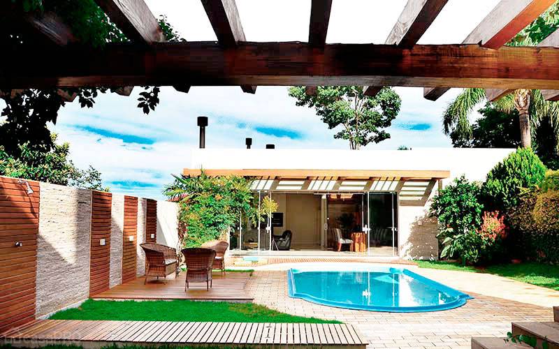 &Aacute;rea de lazer nos fundos de uma resid&ecirc;ncia em Santiago (RS). Um espa&ccedil;o de apoio &agrave; piscina para jantares e churrascos. O uso de madeira e pedra fazem sua liga&ccedil;&atilde;o visual com a edifica&ccedil;&atilde;o existente, principalmente atrav&eacute;s dos pergolados de madeira, um r&uacute;stico, junto &agrave; resid&ecirc;ncia e o outro contempor&acirc;neo, junto &agrave; nova &aacute;rea de lazer. Projeto de Rosana P. Oliveira.