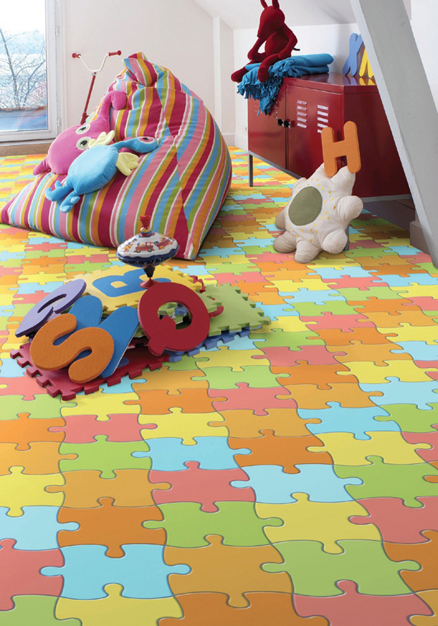 Como decorar um quarto que tem revestimento colorido no piso?