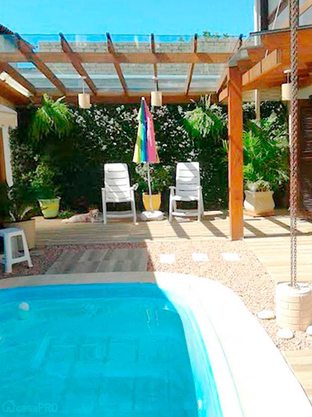 Ap&oacute;s a instala&ccedil;&atilde;o da piscina foram criados dois pergolados, sendo que um deles tem a finalidade de fazer liga&ccedil;&atilde;o entre as duas edifica&ccedil;&otilde;es existentes no terreno e criar um recanto de lazer. O outro abriga uma churrasqueira e amplia de certa forma o pequeno sal&atilde;o de festas, ambos cobertos por vidro. Projeto de Elaine Medeiros Borges.
