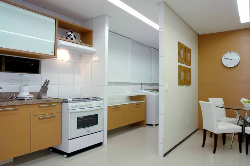 Esta cozinha &eacute; separada da sala de jantar somente por uma parede que deixa a cozinha a mostra. Como as cores s&atilde;o as mesmos nos dois ambientes, fica tudo bem integrado. Projeto de Erica T. Tahim Bernardo.