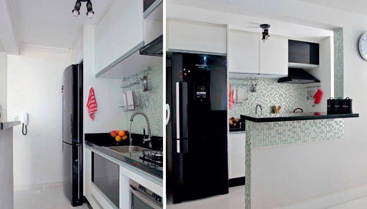 Foi a geladeira preta que ditou o visual que a &aacute;rea de 5 m&sup2;, que conta tamb&eacute;m com pastilhas transparente e perolizadas. Os moradores contrataram um azulejista para assentar o revestimento e uma marcenaria para confeccionar os arm&aacute;rios.