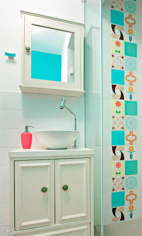 A &aacute;rea de banho da arquiteta L&iacute;via Cavalca cobriu-se de azulejos brancos e de uma faixa de pe&ccedil;as antigas decoradas em tons clarinho, que personaliza a solu&ccedil;&atilde;o. O restante do ambiente recebeu um barrado azulejado de diferentes alturas &ndash; na &aacute;rea da pia, &eacute; mais alta por causa da &aacute;gua que espirra.