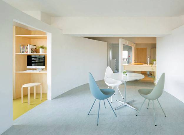 22-Em-um-prédio-em-Yokohama-(Japão)-com-mais-de-30-anos,-este-apartamento-foi-projetado-a-fim-de-que-a-sala-de-jantar-fosse-o-centro