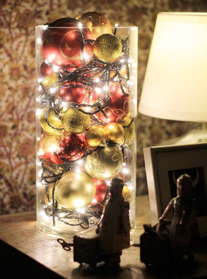 Um vaso de vidro com bolas de Natal pode virar uma lumin&aacute;ria se voc&ecirc; acrescentar luzes natalinas.