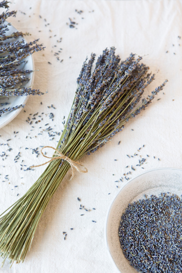 2-fa&ccedil;a-um-spray-de-&oacute;leo-essencial-para-embalar-os-sonhos-das-visitas