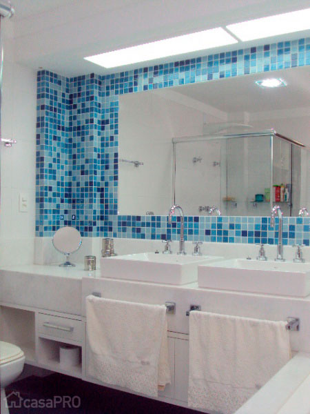 Revestimento em degradê emolduram o espelho. Projeto de Fernanda Crespo. Revestimento em degradê emolduram o espelho. Projeto de Fernanda Crespo.