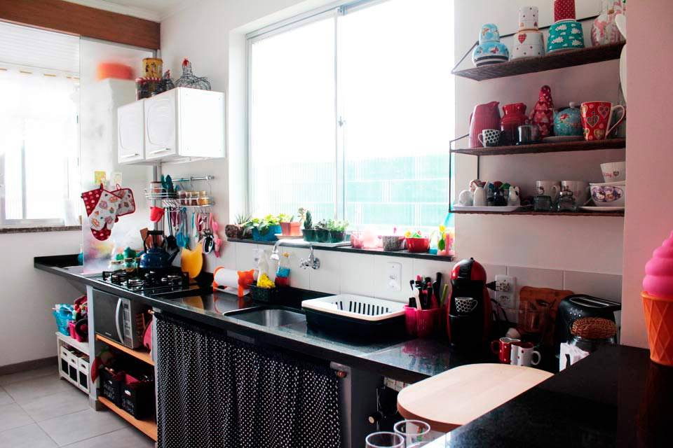 Na cozinha de 10 m&sup2;, a parte que Mara Porto mais gosta &eacute; a bancada de granito preta. Por ser comprida, ajuda na hora de cozinhar. Uma das modifica&ccedil;&otilde;es que Mara fez no ambiente foi integr&aacute;-lo com &aacute;rea de servi&ccedil;o &ndash; a bancada &eacute; pode ser usada nos dois ambientes.