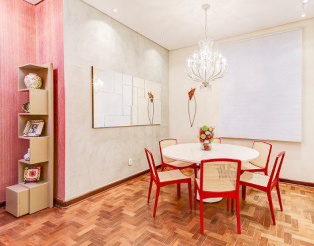 29-Na-Casa-Cor-Campinas-2014,-a-Sala-de-Almoço-de-Patricia-Magalhães-e-Lydia-Bonni-combinou-papel-de-parede-e-uma-textura-de-concreto-mais-rústica