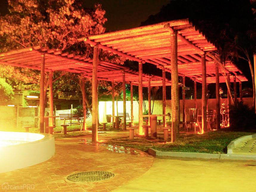 Este projeto &eacute; a revitaliza&ccedil;&atilde;o de uma pra&ccedil;a considerada um ponto de encontro. Canto todo coberto com pergolado de eucalipto tratado. Projeto de Luiz Gustavo de &Aacute;vila Lelis.
