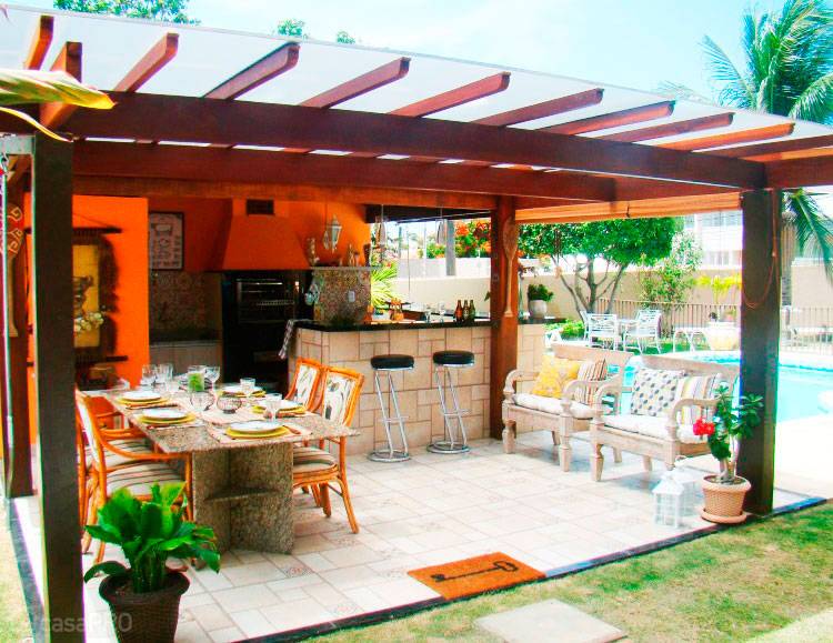 Para o projeto deste pergolado, os propriet&aacute;rios solicitaram que o antigo espa&ccedil;o da churrasqueira, que achavam pequeno e desconfort&aacute;vel, pudesse ser expandido, criando um espa&ccedil;o mais agrad&aacute;vel e acolhedor para receber os amigos. Projeto de Myrian Leal Maia.