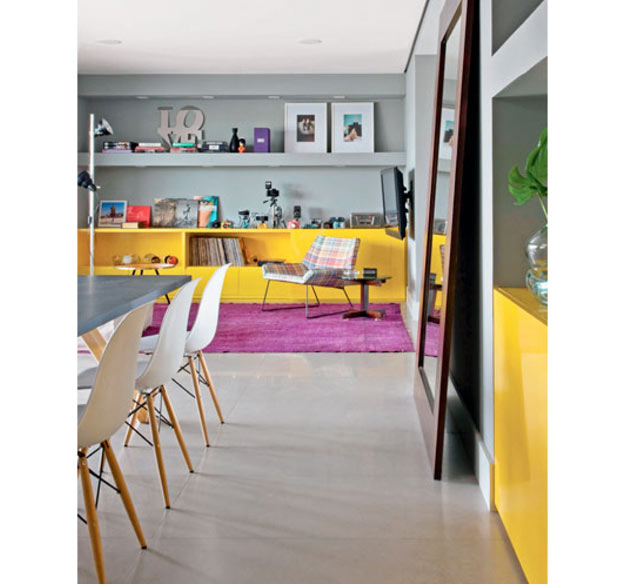 33-Na-sala-projetada-pelo-arquiteto-Maurício-Arruda,-os-módulos-pintados-com-tinta-amarela-se-harmonizam-com-a-parede-cinza-e-com-as-cadeiras-brancas