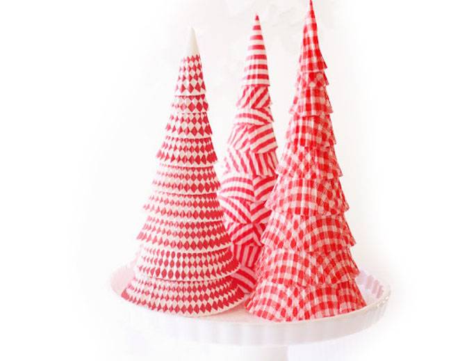 Forminhas de cupcake empilhadas formam essas pequenas &aacute;rvores de Natal.