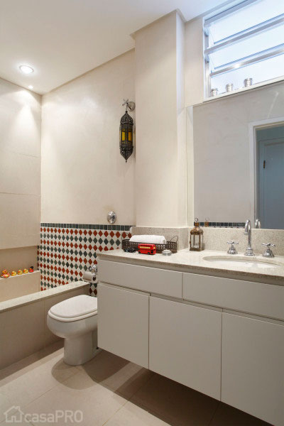 O revestimento colorido na parede dá um toque infantil ao banheiro. Projeto de Lulu Andrade. O revestimento colorido na parede dá um toque infantil ao banheiro. Projeto de Lulu Andrade.