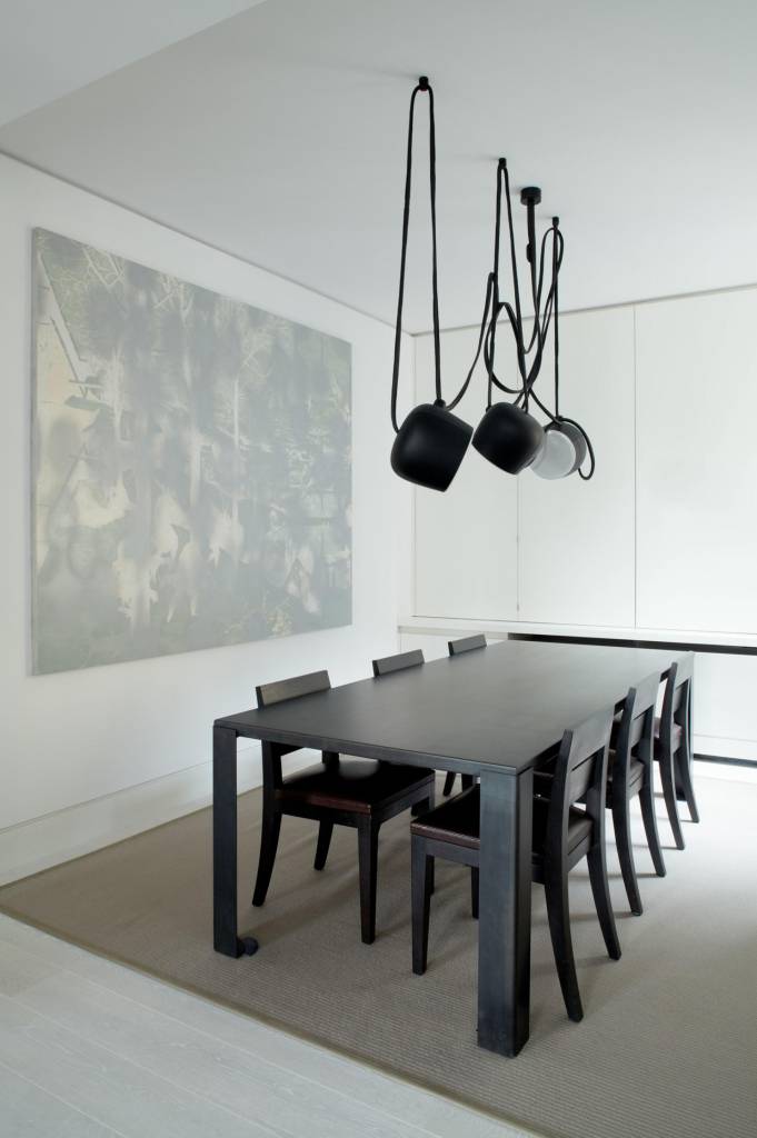4-sala-de-jantar-minimalista-com-mesa-preta