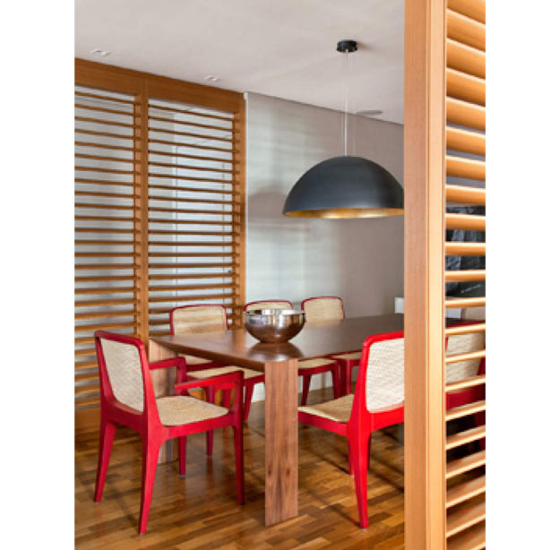 47-Painéis-de-peroba-com-venezianas-resguardam-a-sala-de-jantar,-que-fica-na-entrada-do-apartamento