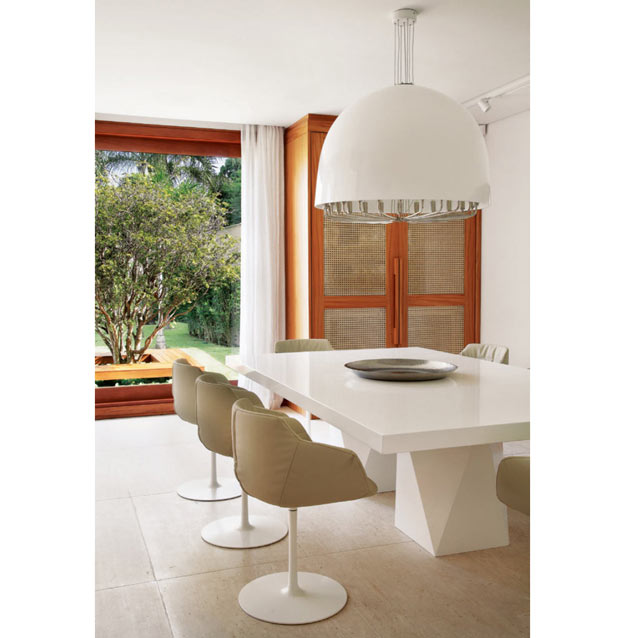 49-Para-compor-com-o-modelo-Force-(96-cm-de-diâmetro),-da-La-Lampe,-a-profissional-elegeu-a-mesa-de-laca-branca-(Érea)-e-as-cadeiras-giratórias-Cox-(Montenapoleone)