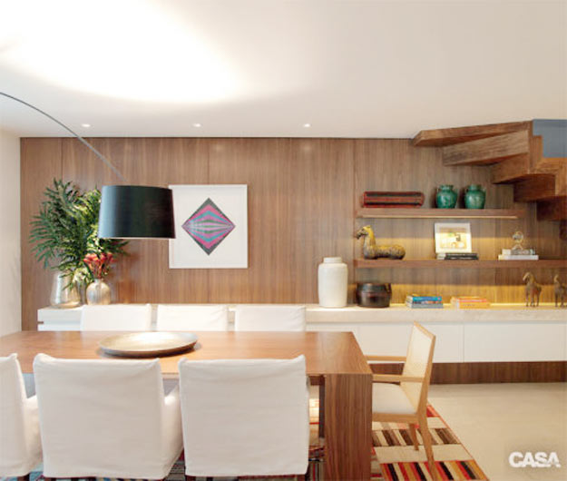 55-Paralela-ao-living,-a-sala-de-jantar-da-cobertura-dúplex-ganhou-identidade-própria-graças-ao-painel-de-nogueira,-que-percorre-toda-a-parede