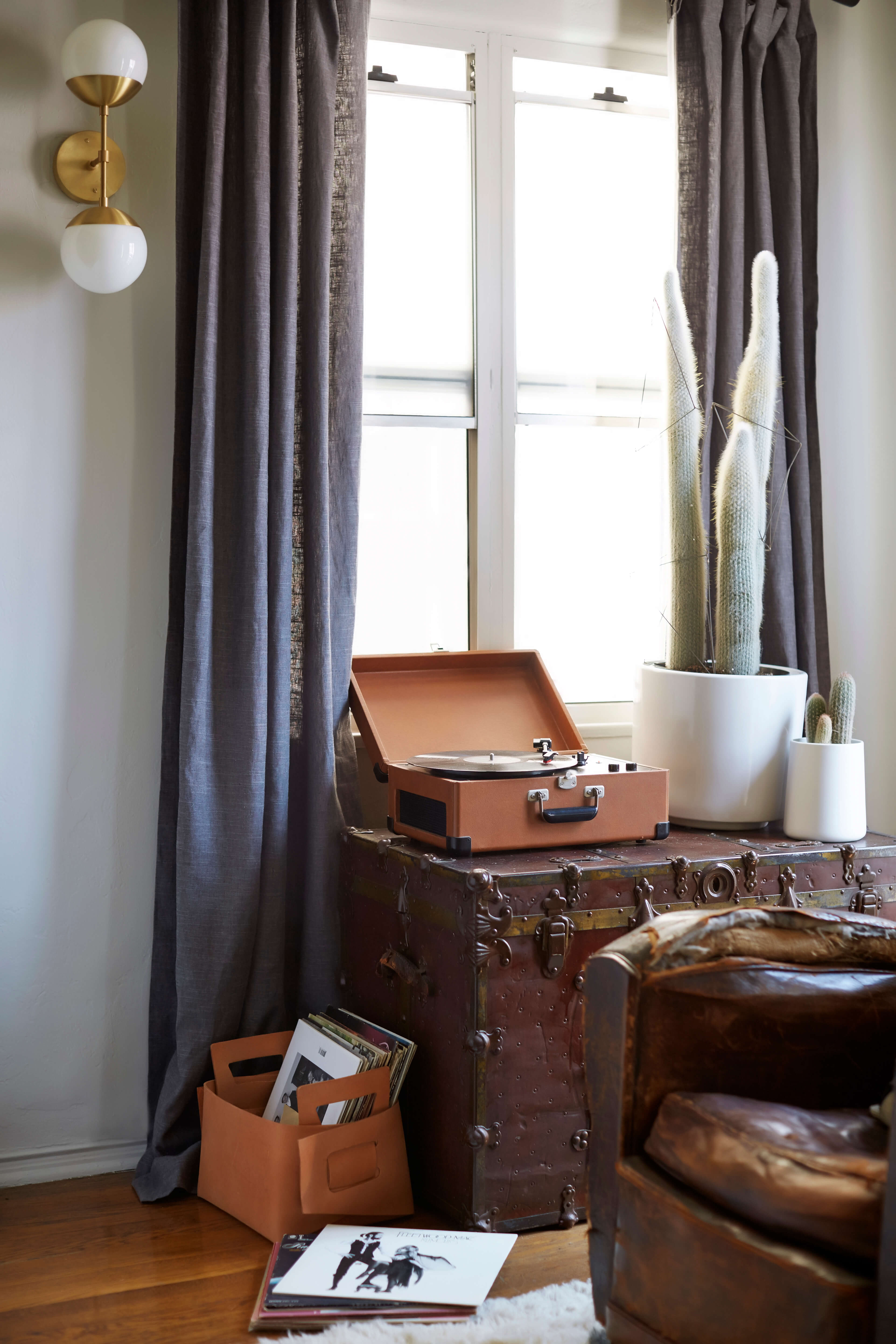 8-antes-depois-uma-sala-de-estar-casual-e-elegante