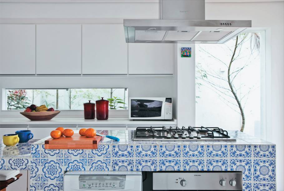 Chegar ao mosaico que tanto marca esta fachada foi um longo caminho, já que os cemitérios de azulejos não contavam com a quantidade necessária para revestir a área toda. Veio de Olivier Raffaelli a solução: os cinco padrões preferidos da moradora foram reproduzidos pela Ceramicores Azulejos Decorados com o tom adequado.