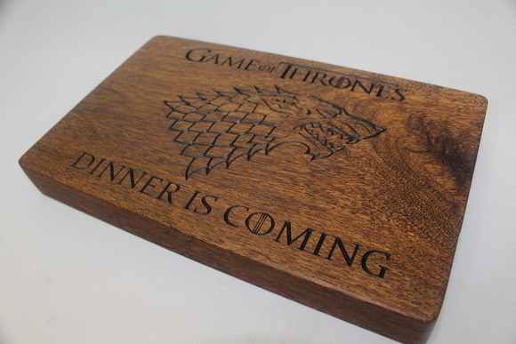 A tábua personalizada Game of Thrones custa R$ 149 na Elo 7.