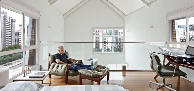 Apartamento do último andar ampliou pé direito com a retirada do forro