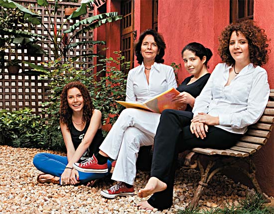 Com portas voltadas para o jardim, os ambientes internos se tornaram mais cla...