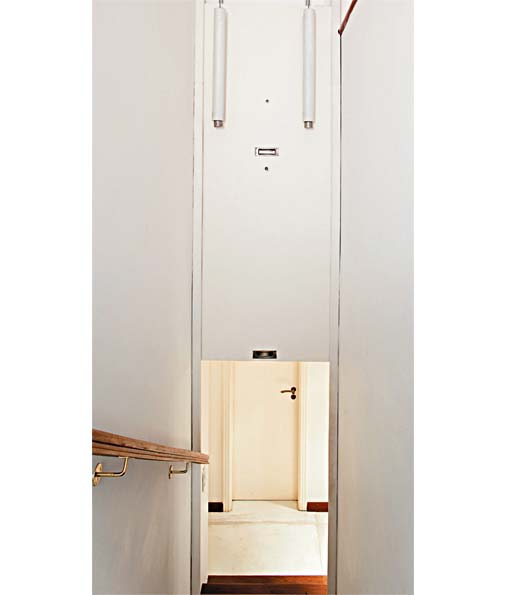 Para garantir mais prote&ccedil;&atilde;o &agrave; fam&iacute;lia, uma porta tipo guilhotina de MDF (...