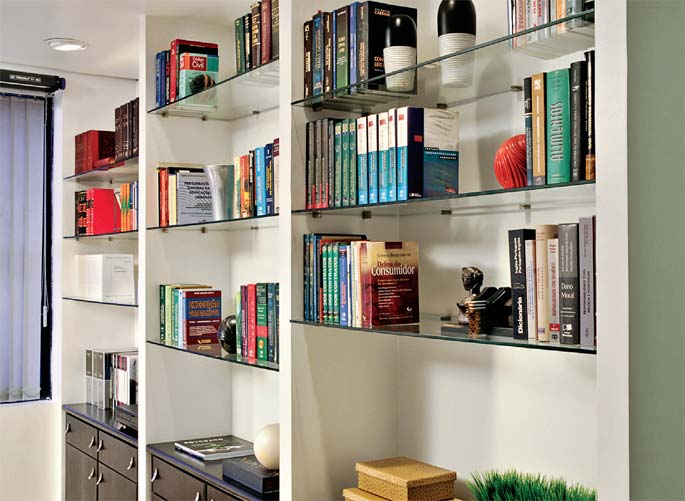 Guias perpendiculares &agrave; parede estruturaram as colunas de 38 cm de profundid...