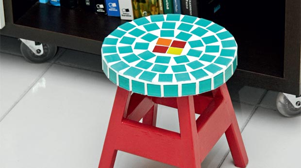 Banquinho sem graça ganhou charme com pastilhas de vidro