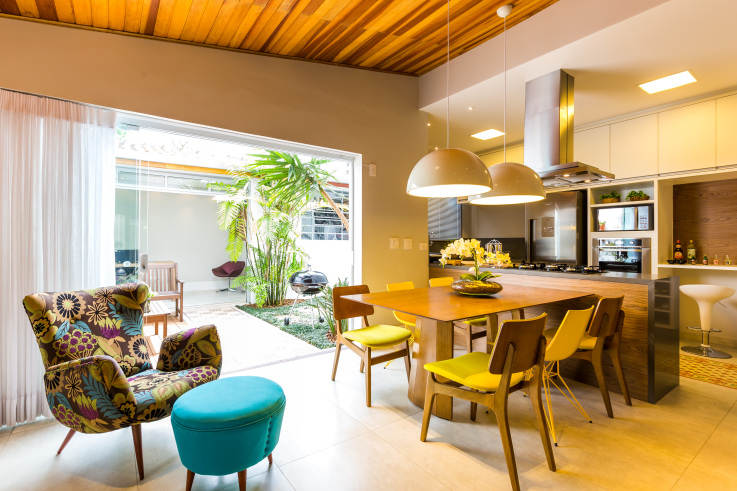 Casa colorida e integrada para receber a primeira filha