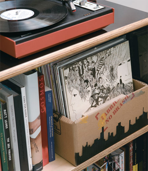Caixa de papelão personalizada vira organizador de LPs