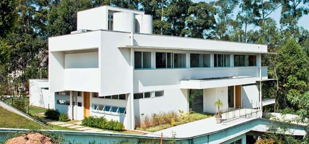 Casa em terreno difícil, rodeada pelo jardim