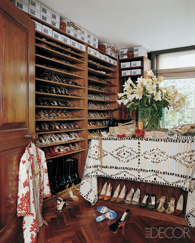 closet-diretora-jimmy-choo-madeira-400-sapatos