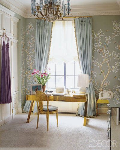 closet-estee-lauder-papel-de-parede-azul-e-branco