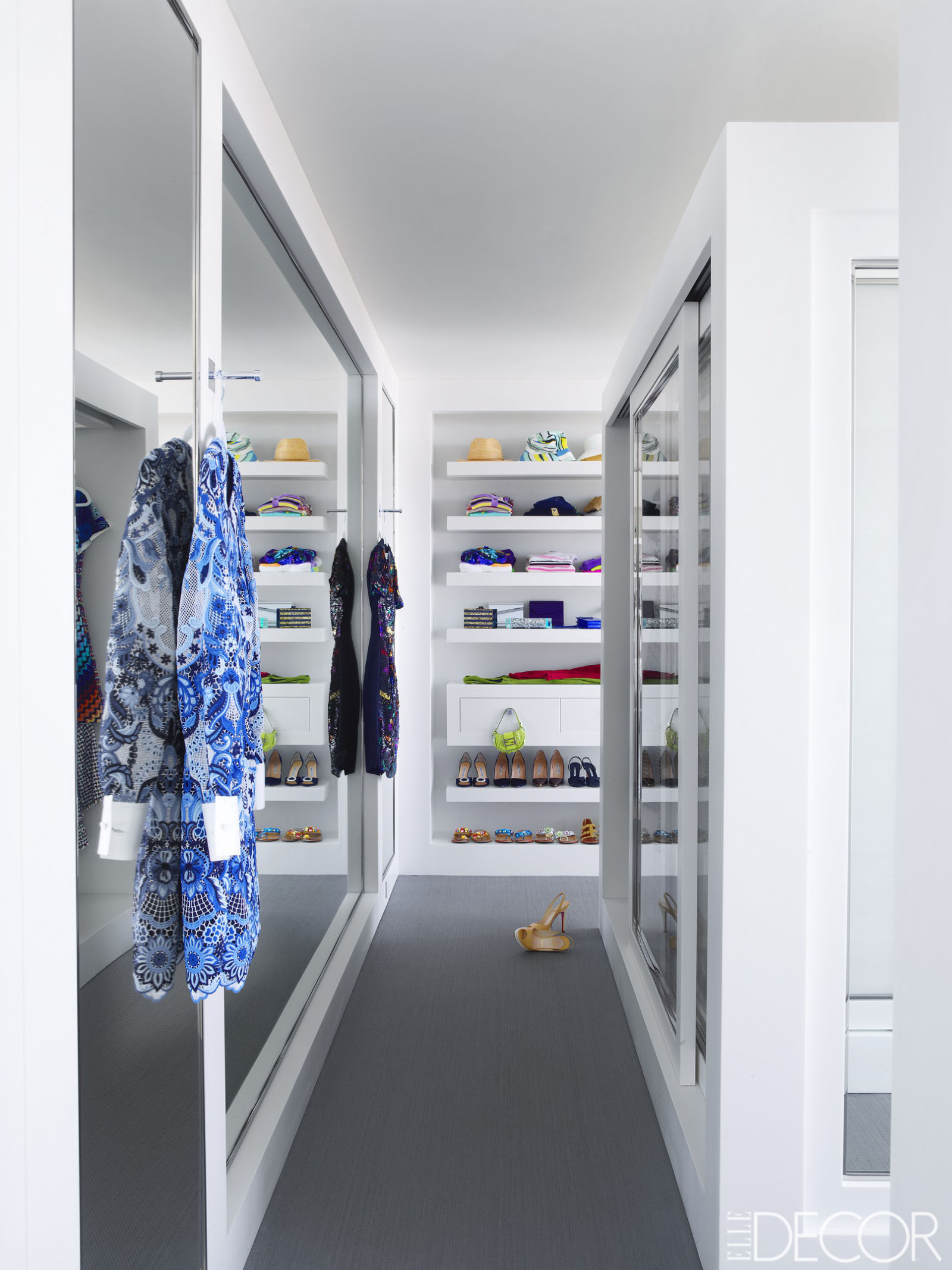 closet-todo-branco-com-espelhos-menos-e-mais