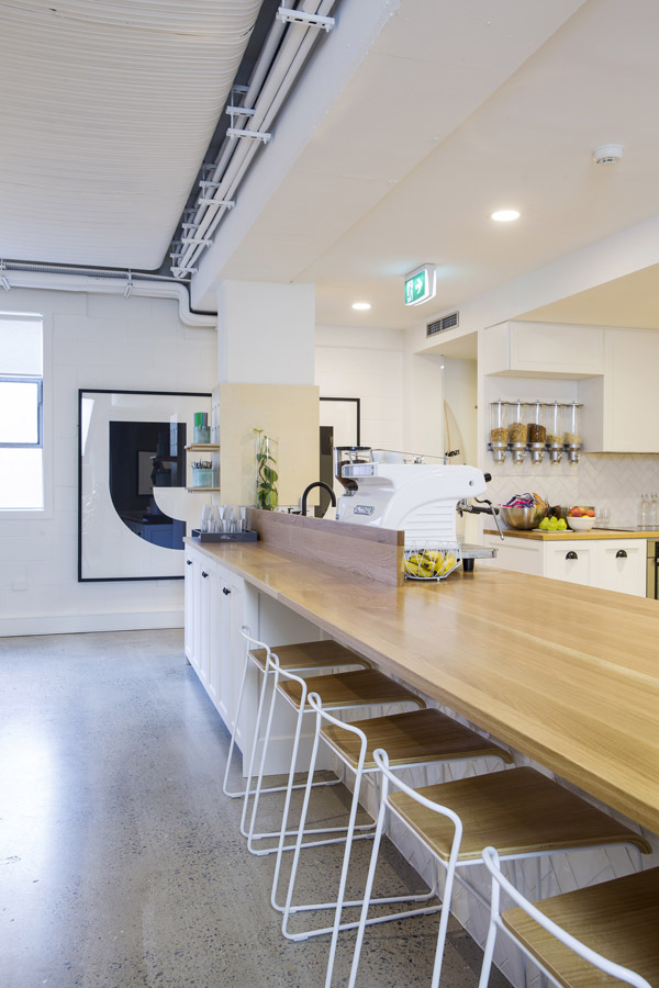 conheca-a-nova-sede-do-airbnb-em-sidney-tem-quarto-atras-da-estante (7)
