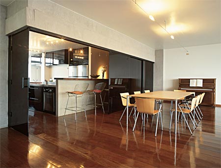 22 m&sup2;: Cinco folhas corredi&ccedil;as de vidro serigrafado preto oferecem flexibilidade a esta cozinha: quando fechadas, a deixam totalmente isolada. A continuidade entre os ambientes &eacute; reafirmada pelo piso de ip&ecirc;, tratado com seladora e cera para poder cobrir tamb&eacute;m a &aacute;rea junto &agrave; pia e ao fog&atilde;o, sujeita a respingos de &aacute;gua e gordura. Com arm&aacute;rios de laminado negro brilhante, o espa&ccedil;o, ponto alto de conviv&ecirc;ncia, &eacute; separado da sala de jantar por um balc&atilde;o de concreto, elemento tamb&eacute;m das vigas aparentes. Os materiais s&oacute;brios conferem ao apartamento a eleg&acirc;ncia desejada pela fam&iacute;lia, diz a arquiteta Adriana Levisky, de S&atilde;o Paulo.