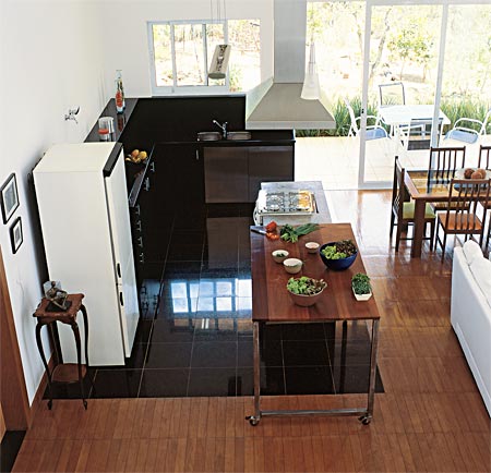 13 m&sup2;: S&atilde;o 53 m&sup2; de &aacute;rea social nesta casa em Belo Horizonte, em projeto que contempla lareira e sala de TV. Mas o destaque fica por conta da estrutura planejada para as reuni&otilde;es com foco na gastronomia. Os arquitetos Camilo Gazzinelli e &Aacute;lvaro Drummond incorporaram elementos pr&aacute;ticos como o laminado nas portas dos arm&aacute;rios e o granito, que, no piso, delimita ambientes. Ele aceita intoc&aacute;vel a manuten&ccedil;&atilde;o exigida pela cozinha, ao contr&aacute;rio do tac&atilde;o de ip&ecirc; do restante, explica Camilo. Vers&aacute;til, a mesa de madeira ligada ao balc&atilde;o de concreto gira em um sistema de trilho e roldanas, ficando perpendicular ou longitudinal &agrave; ilha.