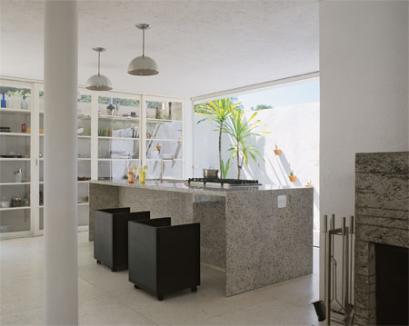 16 m&sup2;: As salas de estar e jantar somam com a cozinha um v&atilde;o &uacute;nico de 8 x 9 m. Em minha casa anterior, eu ficava sozinho preparando os pratos. Aqui fiz quest&atilde;o de integra&ccedil;&atilde;o, diz o arquiteto Frederico Zanelato, de Mogi das Cruzes, SP. Para n&atilde;o gastar muito com a obra, ele tirou partido de materiais simples. Exemplo disso s&atilde;o os caixilhos de ferro dos arm&aacute;rios. Estes se estendem pelas &aacute;reas de preparo e refei&ccedil;&otilde;es e t&ecirc;m prateleiras de MDF revestidas de laminado melam&iacute;nico, sustentadas por m&atilde;os-francesas. O estudo da ventila&ccedil;&atilde;o natural dispensou a instala&ccedil;&atilde;o de coifa sobre o fog&atilde;o embutido na ilha de granito, literalmente o centro das aten&ccedil;&otilde;es.