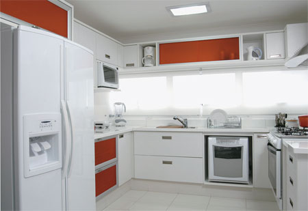 10 m&sup2;: Claridade era essencial, j&aacute; que o ambiente em Santo Andr&eacute;, SP, tem medidas enxutas. Por isso a presen&ccedil;a do branco nos arm&aacute;rios de MDF revestidos de laminado, na bancada de m&aacute;rmore reconstitu&iacute;do e no piso de porcelanato. Embora a op&ccedil;&atilde;o tenha de fato ampliado visualmente a &aacute;rea compacta, desagradou ao propriet&aacute;rio, que achou o conjunto sem vida. Com o projeto do mobili&aacute;rio j&aacute; em execu&ccedil;&atilde;o, deu tempo de substituir algumas das portas por acrilato colorido. O laranja pontual alegra o espa&ccedil;o e faz toda a diferen&ccedil;a, afirma o morador, que com a mulher encomendou a proposta &agrave;s arquitetas Alessandra Ceceli e Elizabeth Braido.