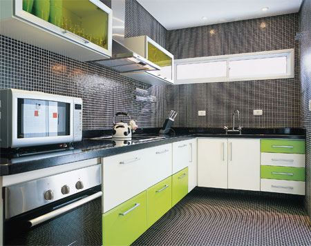 11 m&sup2;: Jovens e modernos, os propriet&aacute;rios adoram fazer festas em casa  e a cozinha &eacute; o foco de aten&ccedil;&otilde;es. Decididos a inovar, quiseram pastilhas de porcelana pretas em piso e paredes. Assentadas com rejunte branco, chegam a brincar com a vista  exatamente o que eles desejavam, diz o arquiteto Ricardo Miura, s&oacute;cio de Carla Yasuda. A janela alta de 2,10 x 0,40 m ilumina o ambiente, que manteve a claridade mesmo com o revestimento escuro. A aprova&ccedil;&atilde;o foi tanta que o casal, de Ribeir&atilde;o Pires, SP, decidiu ousar mais um pouco, incluindo o verde-c&iacute;trico nos arm&aacute;rios, que inicialmente seriam brancos. Eles criaram um estilo diferenciado e marcante, diz Ricardo.